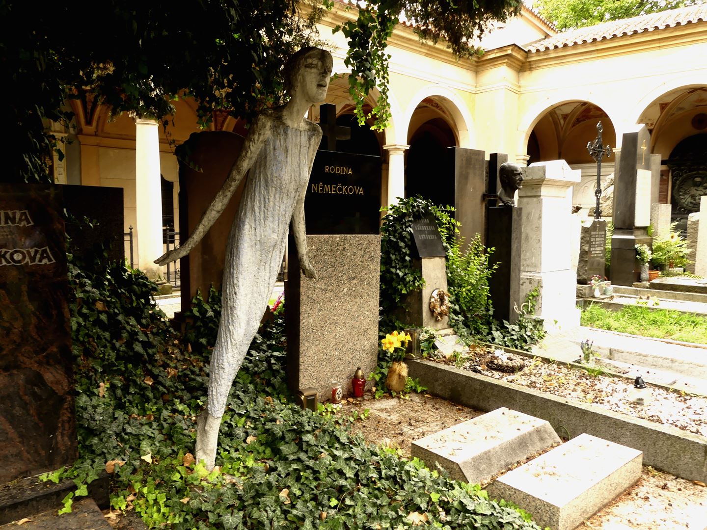 Prague Forteresse Vysehrad Cimetière Claironyva