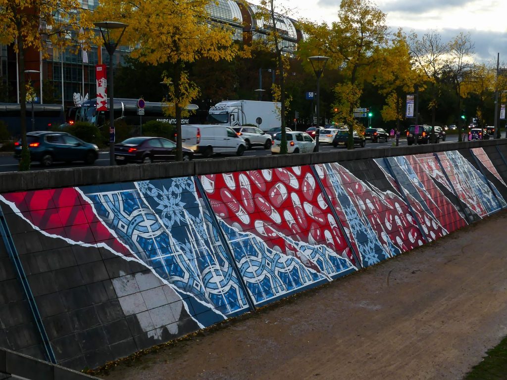 Lyon-Centre des Congrès street art RED