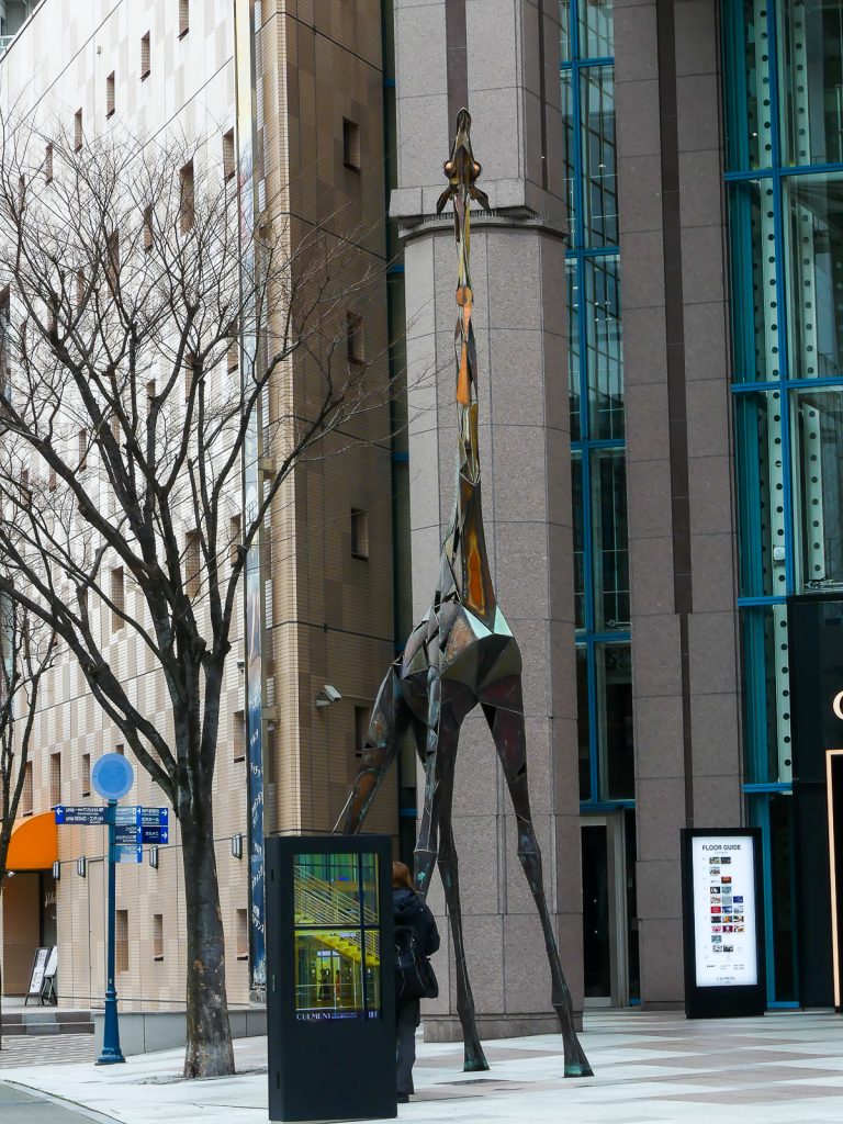 Une girafe passe par là