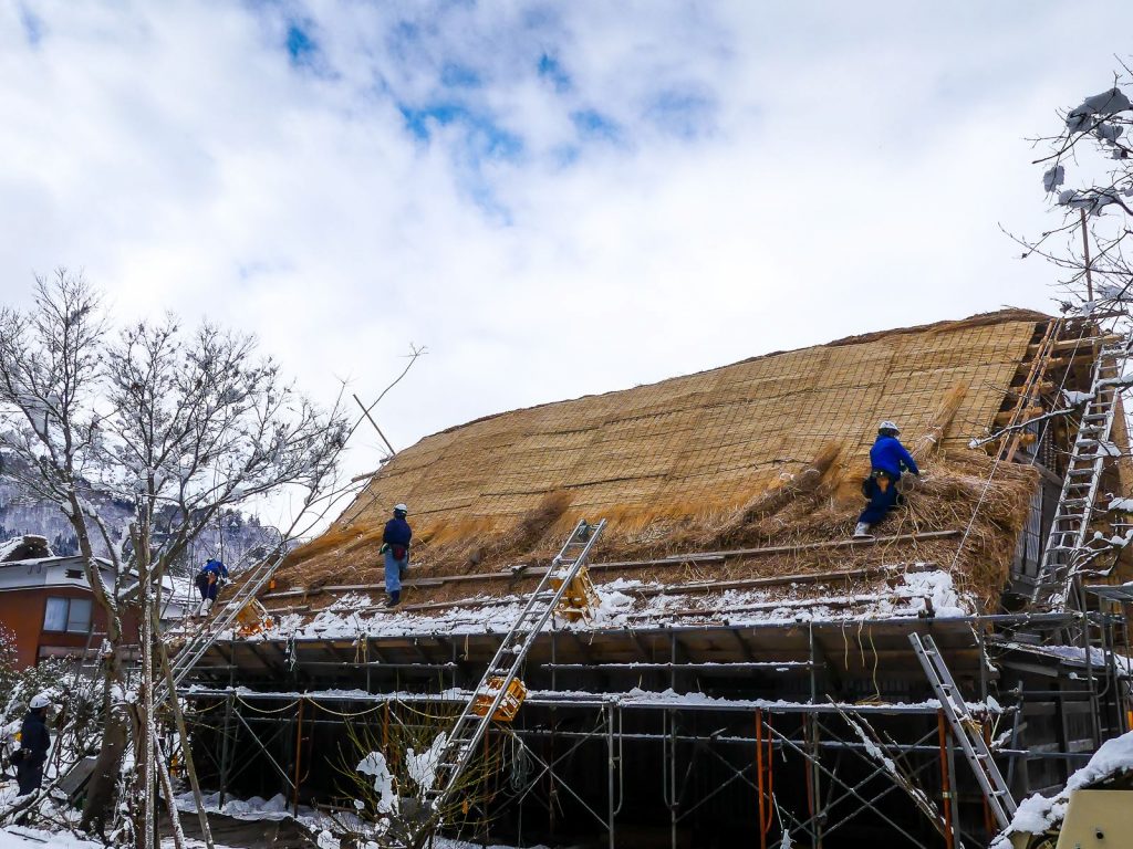 Travaux sur toiture à Shirakawa-go