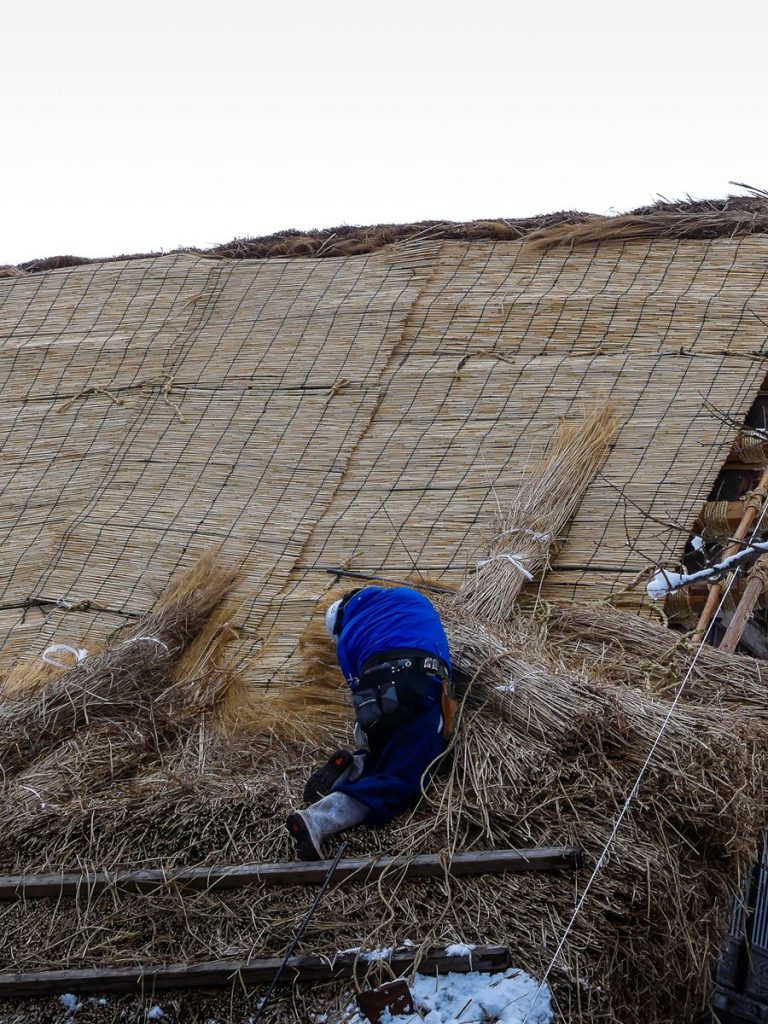 Travaux sur toiture à Shirakawa-go