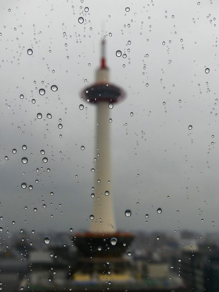 La tour de Kyoto sous la pluie