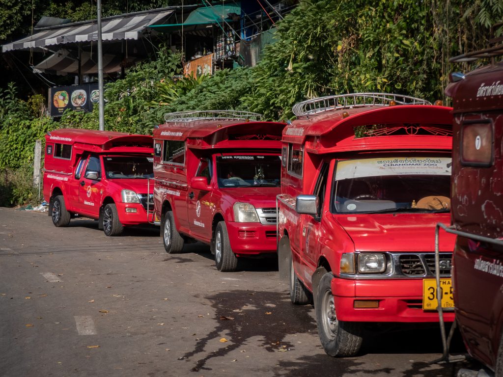Les Songthaew rouges à prendre en collectif ou privatisé - Thaïlande