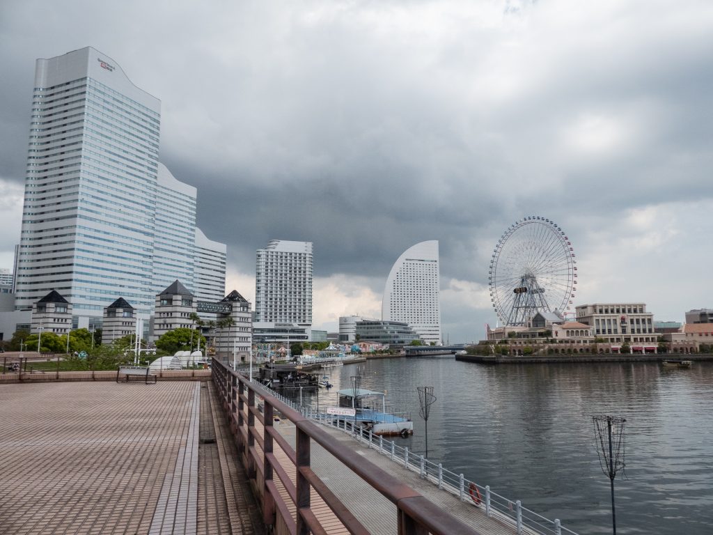 Promenade au pied de la Landmark Tower