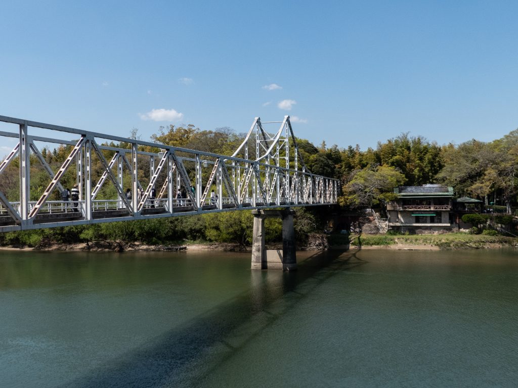 Pont reliant le château d'Okayama aux jardins Korakuen