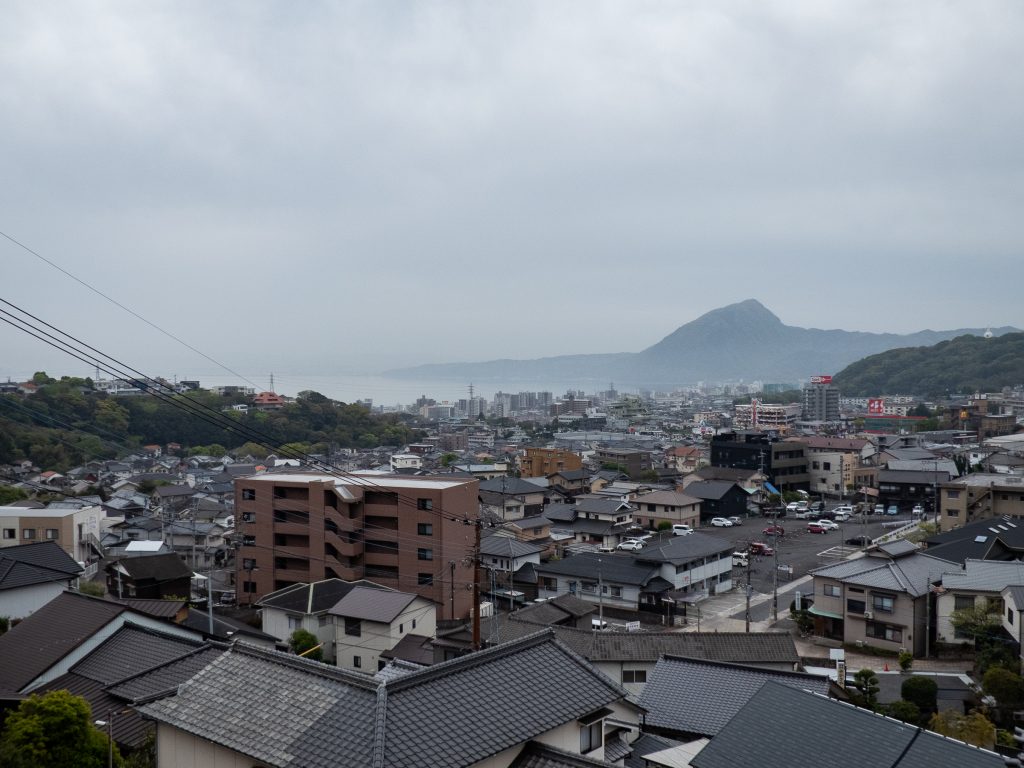 Vue sur Beppu et ses fumées