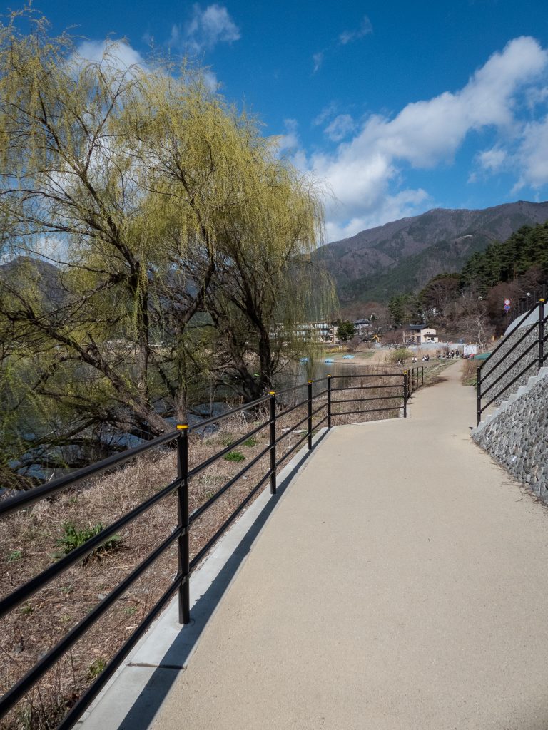 Chemin aménagé pour faire le tour du lac Kawaguchi