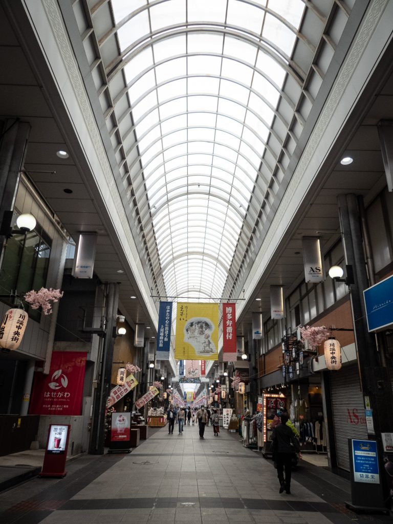 Allée commerçante couverte
