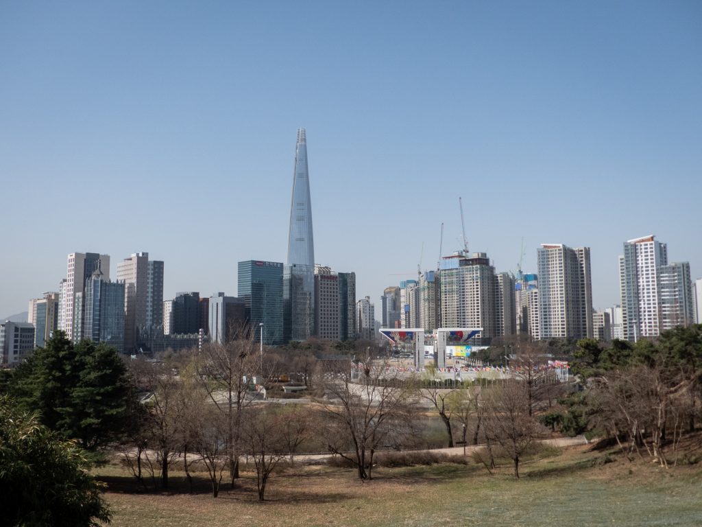 Vue sur la Lotte Tower depuis le Parc Olympique
