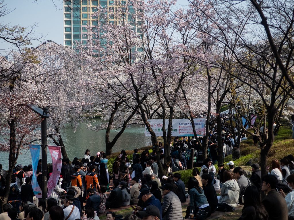 La foule au lac pour le printemps