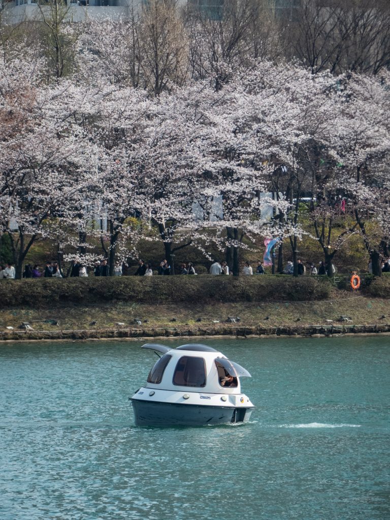 Un ovni dans le lac de Seokchon