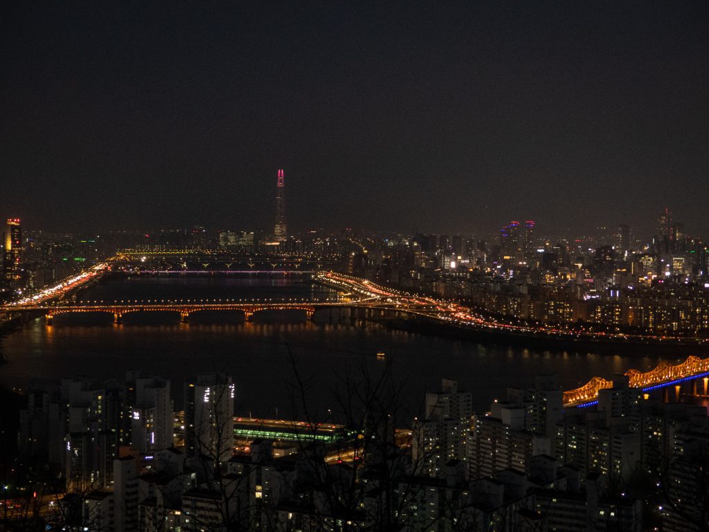 Vue sur Séoul de nuit
