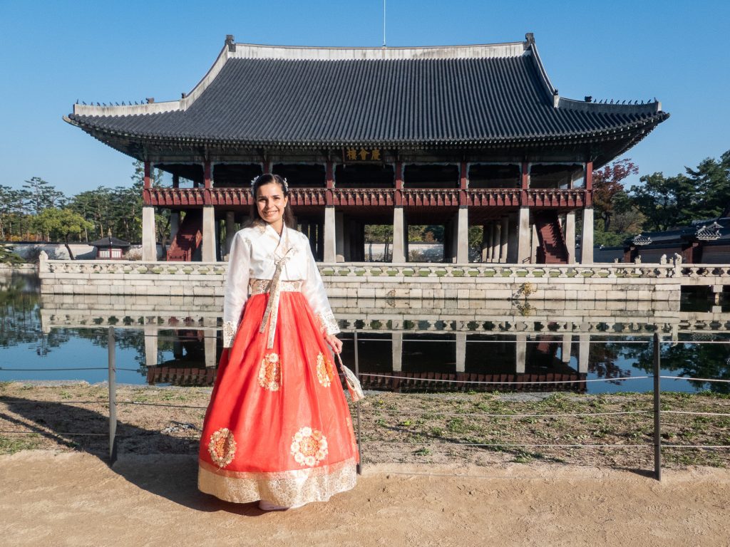 Palais Gyeongbokgung - en hanbok avec le Discover Seoul Pass