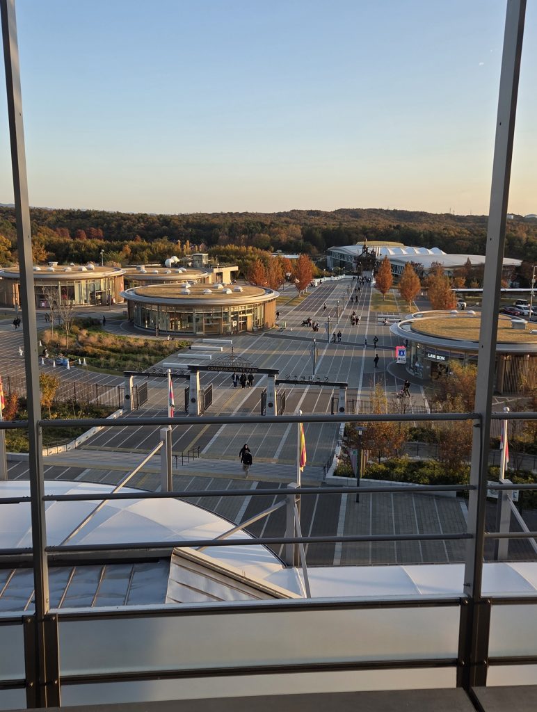 Vue sur l'entrée du parc commémoratif depuis la station de métro