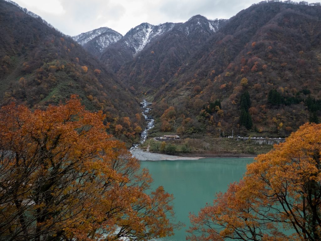 Belle cascade dans les gorges de Kurobe