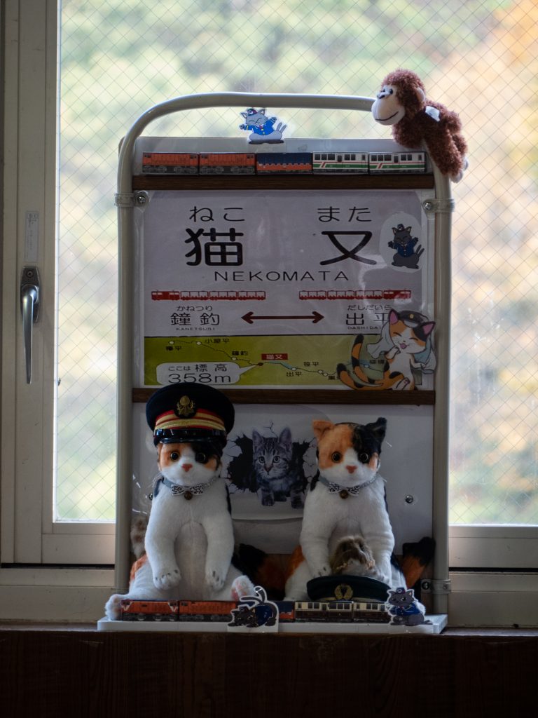 Les chats de la petite gare des gorges de Kurobe