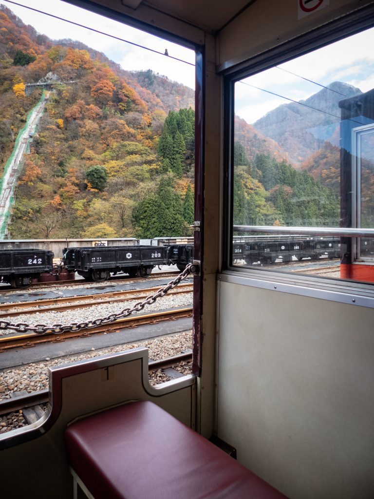 Le wagon ouvert des gorges de Kurobe