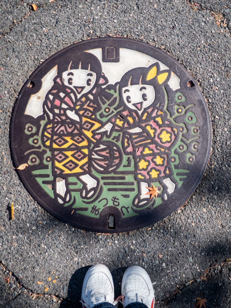 plaque d'égout près de l'ancienne école Kaichi - Matsumoto