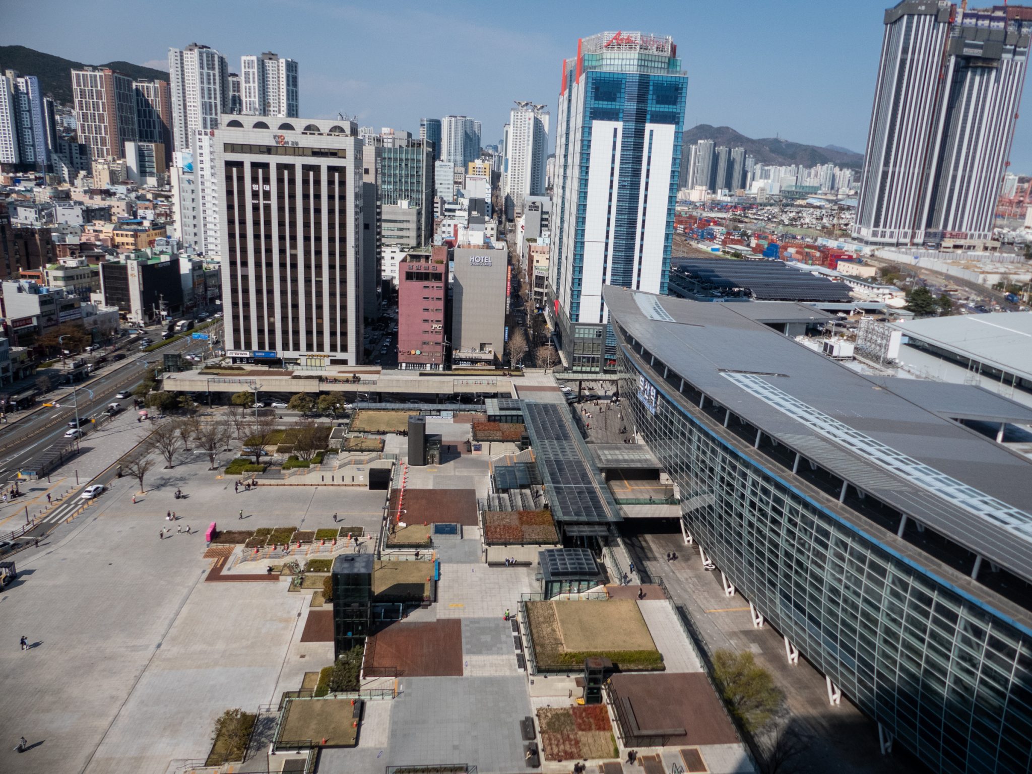 Vue sur la gare de Busan depuis la chambre d'hôtel