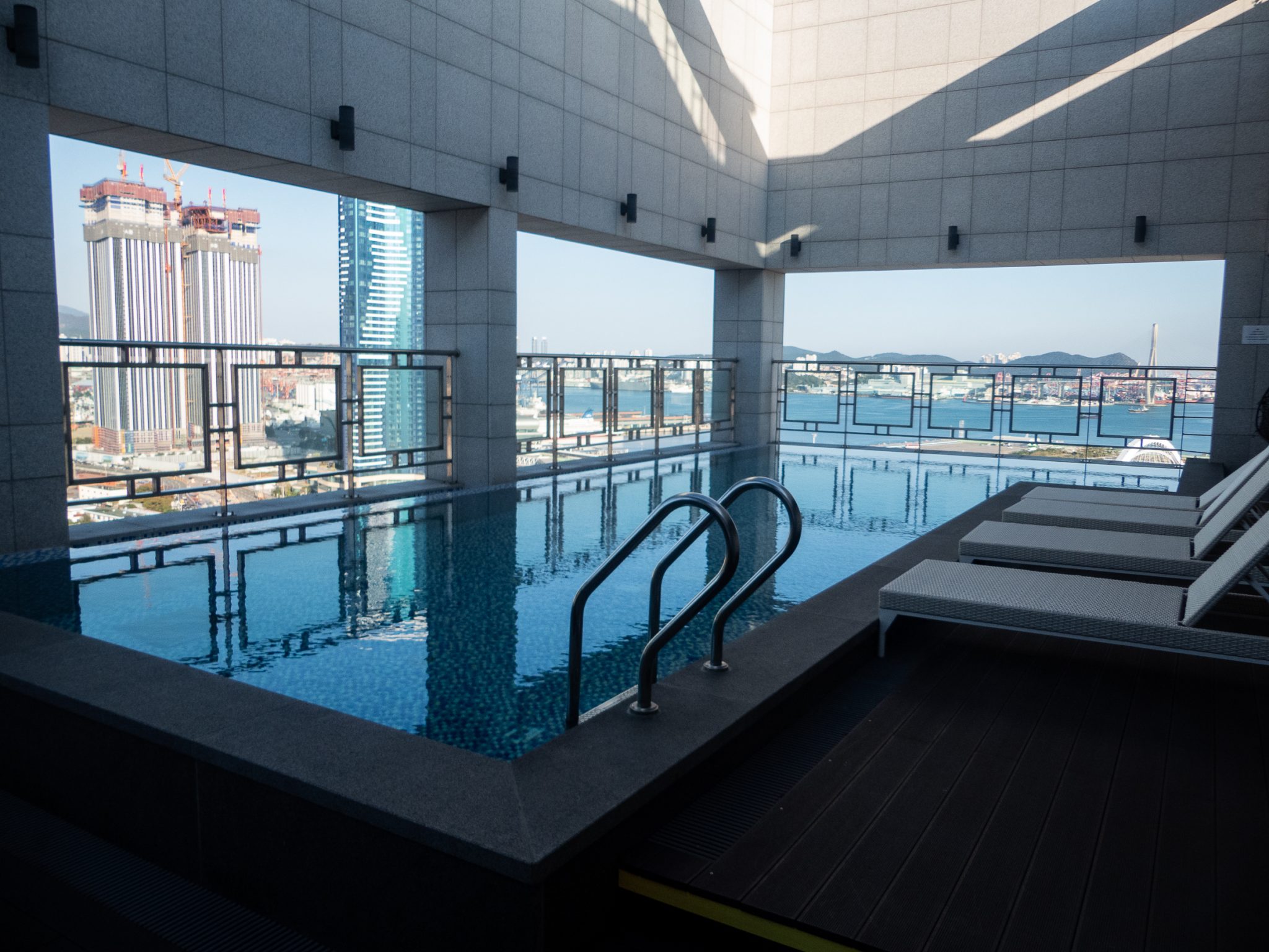 Piscine sur le toit de l'hôtel Ramada à Busan