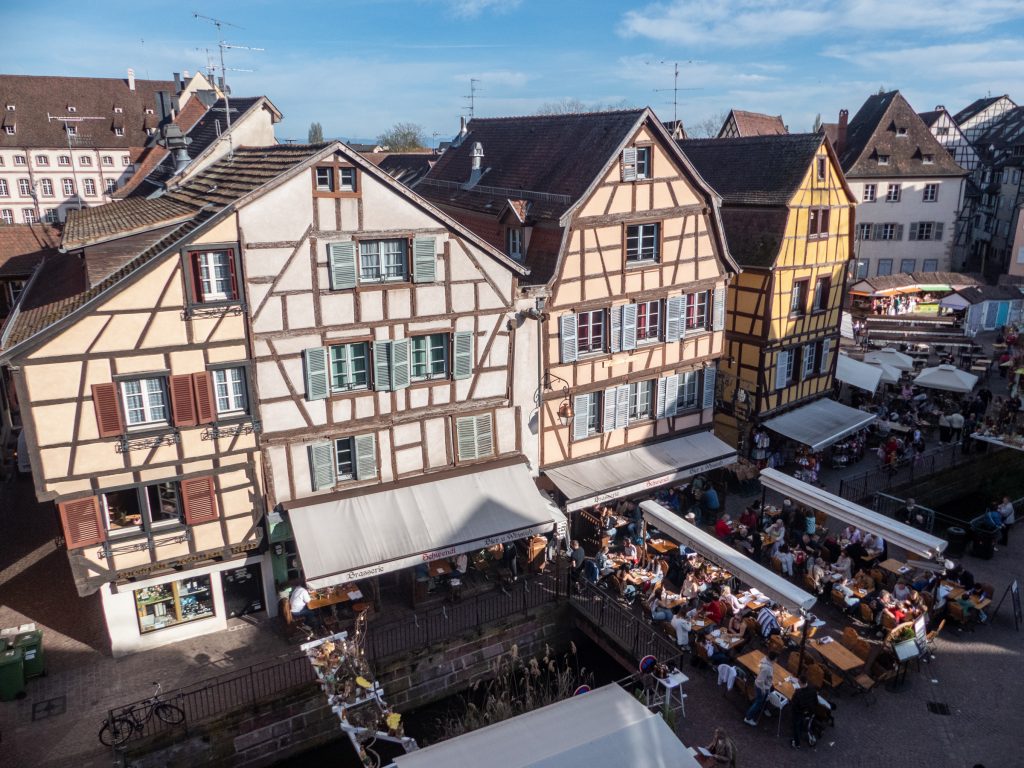 Vue depuis la chambre d'hôtel à Colmar